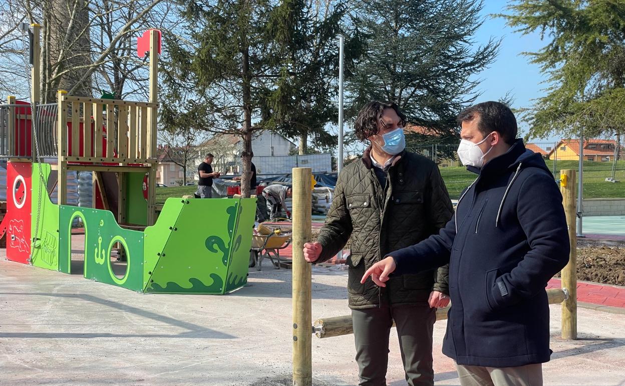 El alcalde, Javier Fernández Soberón, y el concejal Alfonso Suárez, visitaron las instalaciones que han sido objeto de reforma.  