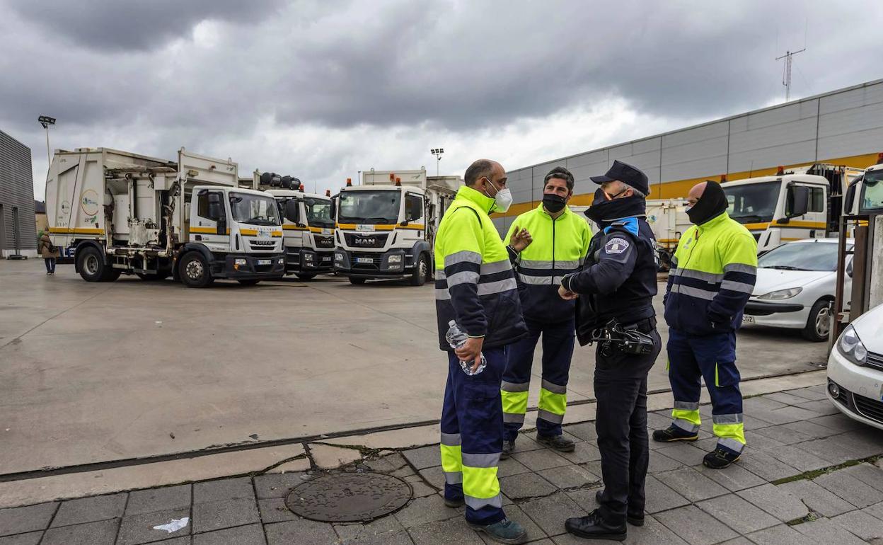 Vehículos del servicio de basuras antes de salir de las naves de Ascán.