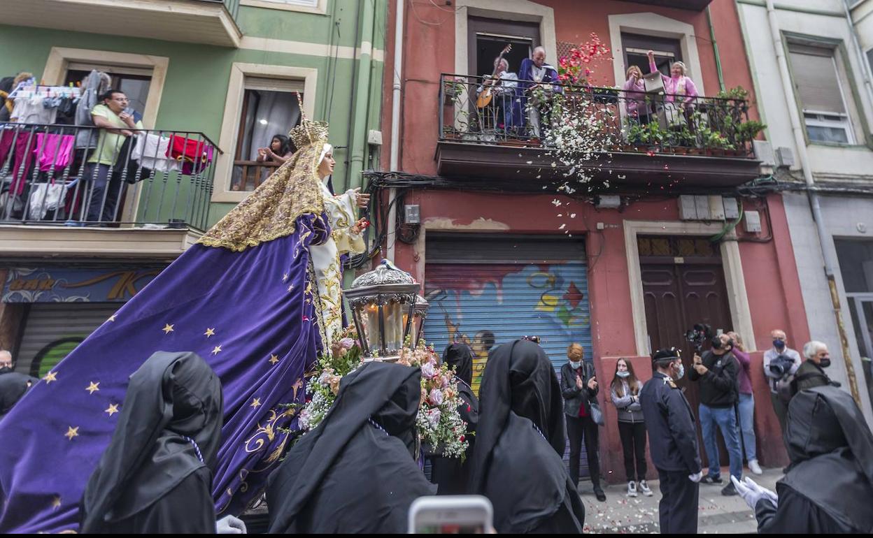 Imagen de la procesión de este martes con la Virgen de Nuestra Señora de la Amargura. 