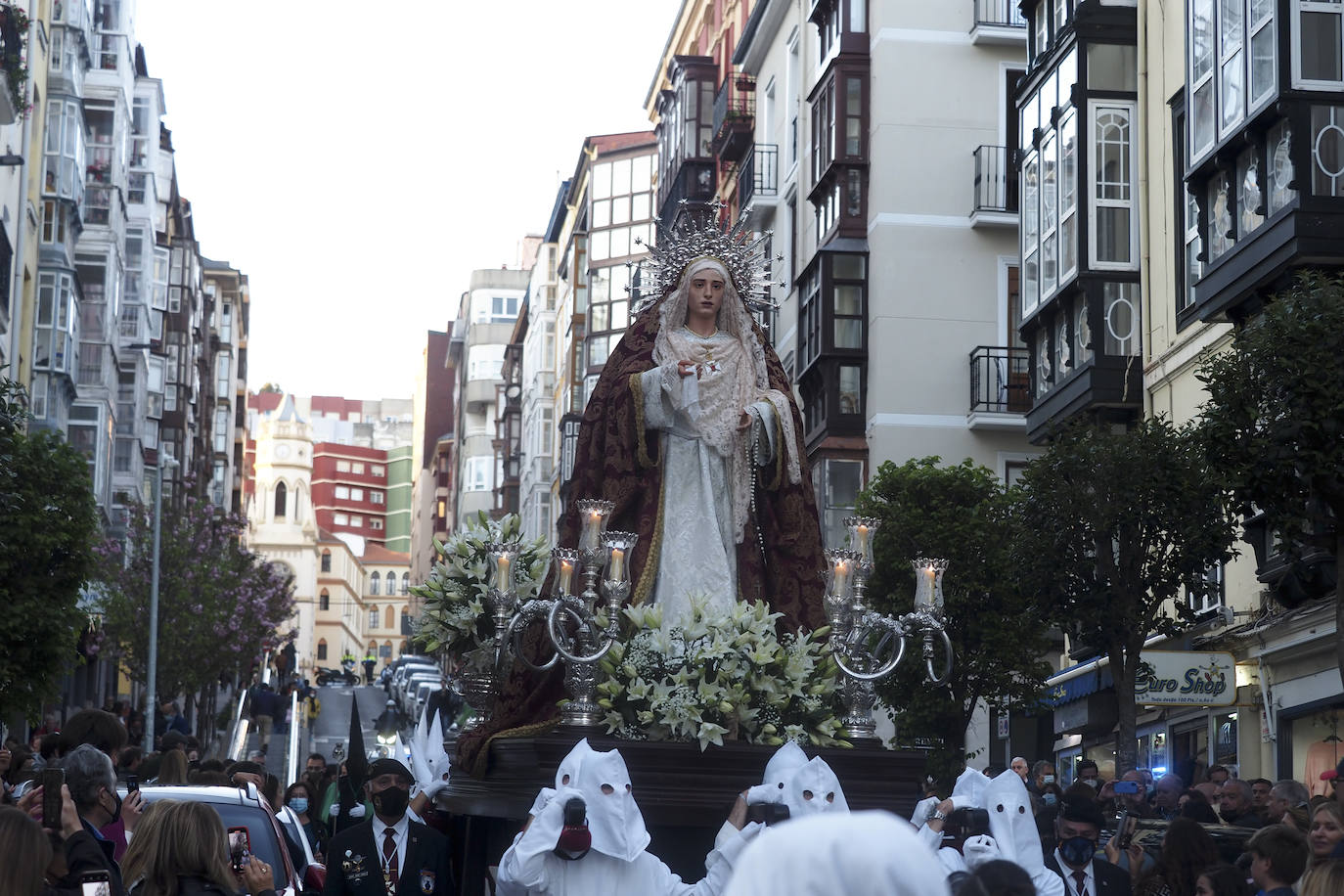 La procesión del Perdón y el Silencio de la Cofradía de La Merced ha salido este miércoles de la capilla de la calle de Bonifaz, con sus pasos Jesús Nazareno y Nuestra Señora, flanqueados por cerca de 80 cofrades. Un año más (y ya van diez) no hubo liberación de preso, a pesar de la solicitud hecha al Ministerio de Interior. En silencio y con mucho recogimiento, recorrieron las calles de Bonifaz, Lope de Vega, Hernán Cortés, Plaza del Príncipe, Plaza Porticada, Juan de Herrera, Isabel II, para enfilar la subida de Ruamayor, hasta la parroquia de la Consolación, en la calle Alta, donde hubo una estación de penitencia. Su cofrade mayor, Ignacio Pombo, explicó la emoción con la que los cofrades y fieles viven ese momento de «manifestación de la fe y catequesis, después de dos años sin poder salir a la calle».