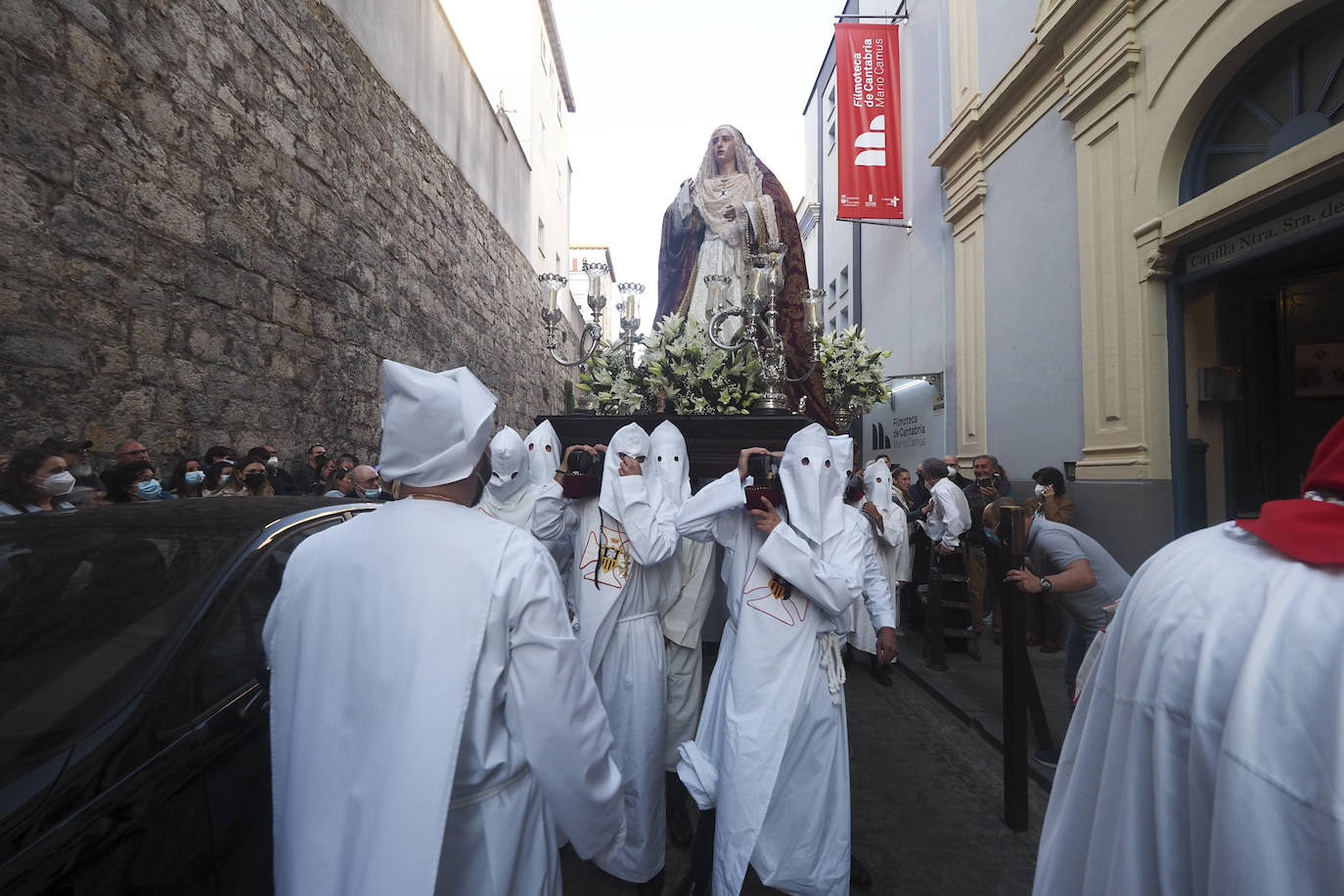 La procesión del Perdón y el Silencio de la Cofradía de La Merced ha salido este miércoles de la capilla de la calle de Bonifaz, con sus pasos Jesús Nazareno y Nuestra Señora, flanqueados por cerca de 80 cofrades. Un año más (y ya van diez) no hubo liberación de preso, a pesar de la solicitud hecha al Ministerio de Interior. En silencio y con mucho recogimiento, recorrieron las calles de Bonifaz, Lope de Vega, Hernán Cortés, Plaza del Príncipe, Plaza Porticada, Juan de Herrera, Isabel II, para enfilar la subida de Ruamayor, hasta la parroquia de la Consolación, en la calle Alta, donde hubo una estación de penitencia. Su cofrade mayor, Ignacio Pombo, explicó la emoción con la que los cofrades y fieles viven ese momento de «manifestación de la fe y catequesis, después de dos años sin poder salir a la calle».