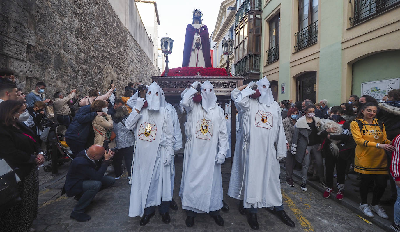 La procesión del Perdón y el Silencio de la Cofradía de La Merced ha salido este miércoles de la capilla de la calle de Bonifaz, con sus pasos Jesús Nazareno y Nuestra Señora, flanqueados por cerca de 80 cofrades. Un año más (y ya van diez) no hubo liberación de preso, a pesar de la solicitud hecha al Ministerio de Interior. En silencio y con mucho recogimiento, recorrieron las calles de Bonifaz, Lope de Vega, Hernán Cortés, Plaza del Príncipe, Plaza Porticada, Juan de Herrera, Isabel II, para enfilar la subida de Ruamayor, hasta la parroquia de la Consolación, en la calle Alta, donde hubo una estación de penitencia. Su cofrade mayor, Ignacio Pombo, explicó la emoción con la que los cofrades y fieles viven ese momento de «manifestación de la fe y catequesis, después de dos años sin poder salir a la calle».