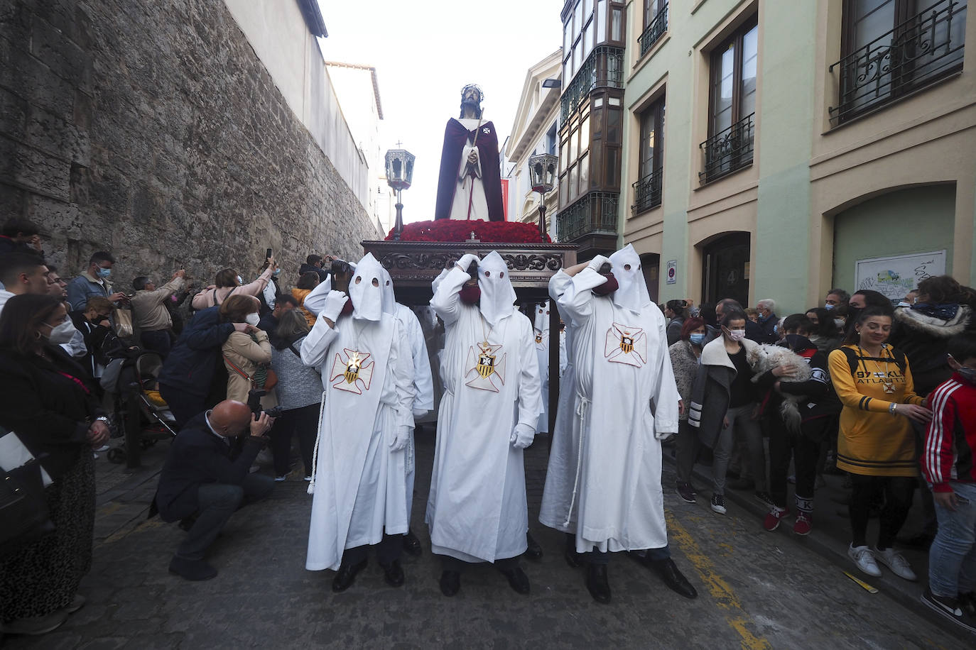 La procesión del Perdón y el Silencio de la Cofradía de La Merced ha salido este miércoles de la capilla de la calle de Bonifaz, con sus pasos Jesús Nazareno y Nuestra Señora, flanqueados por cerca de 80 cofrades. Un año más (y ya van diez) no hubo liberación de preso, a pesar de la solicitud hecha al Ministerio de Interior. En silencio y con mucho recogimiento, recorrieron las calles de Bonifaz, Lope de Vega, Hernán Cortés, Plaza del Príncipe, Plaza Porticada, Juan de Herrera, Isabel II, para enfilar la subida de Ruamayor, hasta la parroquia de la Consolación, en la calle Alta, donde hubo una estación de penitencia. Su cofrade mayor, Ignacio Pombo, explicó la emoción con la que los cofrades y fieles viven ese momento de «manifestación de la fe y catequesis, después de dos años sin poder salir a la calle».