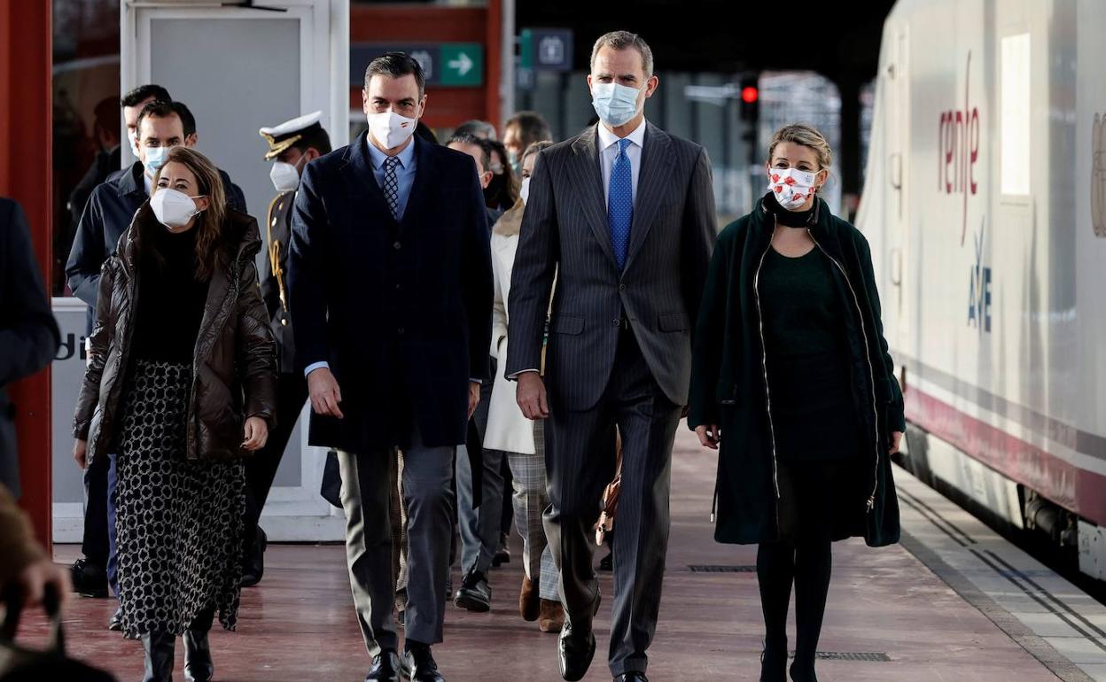 Pedro Sánchez, Felipe VI y Yolanda Díaz, en diciembre durante la inauguración del AVE a Galicia. 