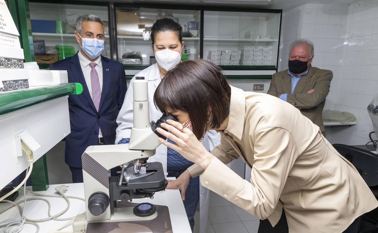 La ministra Morant durante su visita al Centro Oceanográfico de Santander