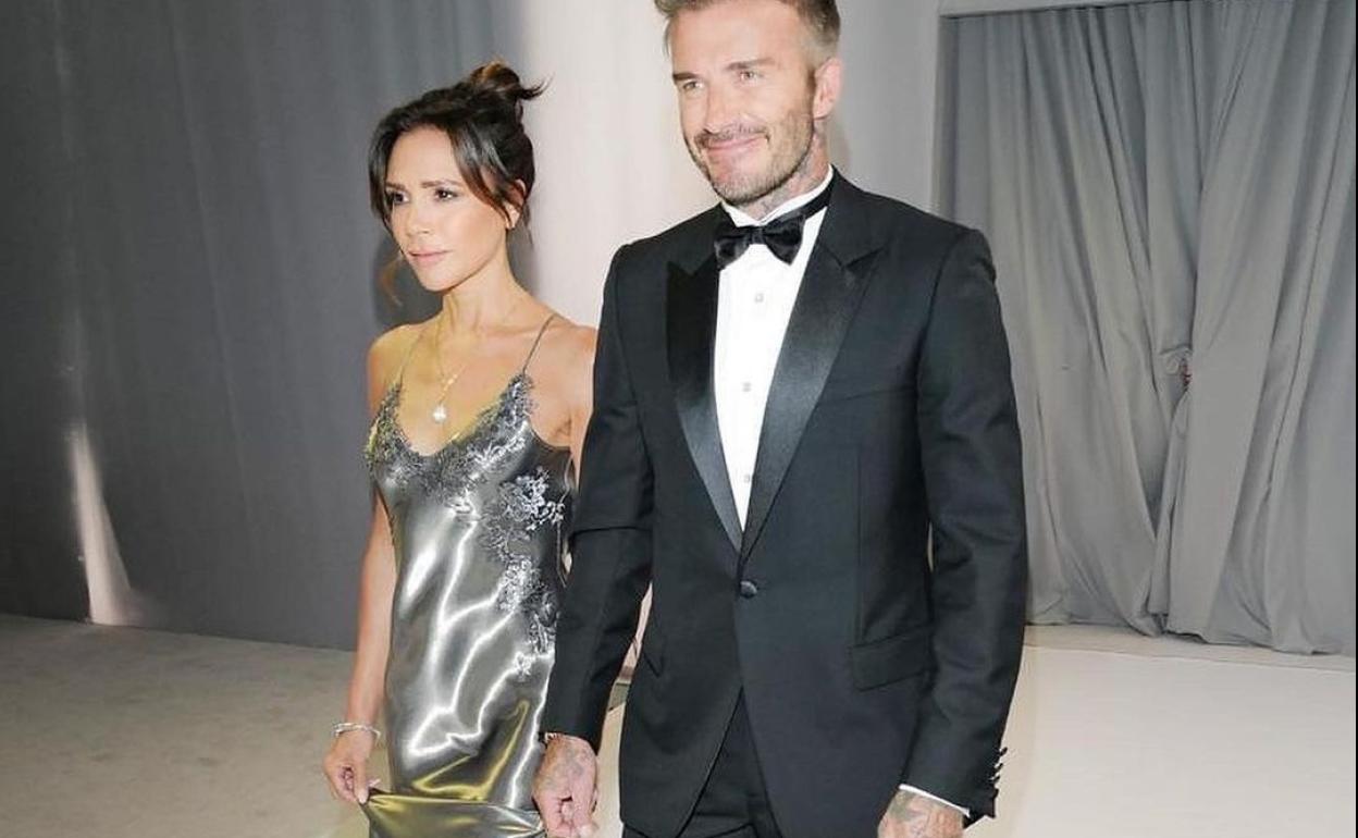 Victoria Beckham, que llegó al enlace de la mano de su marido, lució un look lencero en la boda de su hijo Brooklyn.