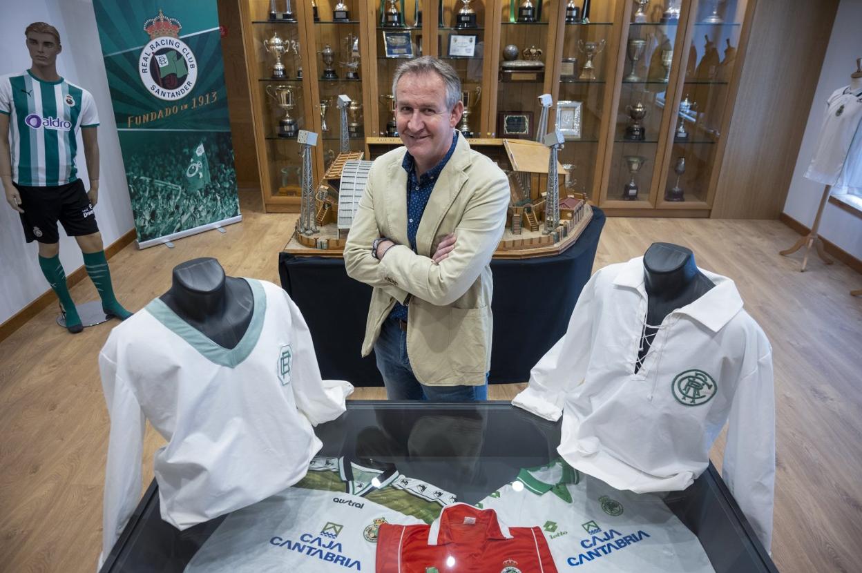 César Anievas posa en la sala de Exposiciones del Racing, ubicada en los Campos de Sport de El Sardinero. 