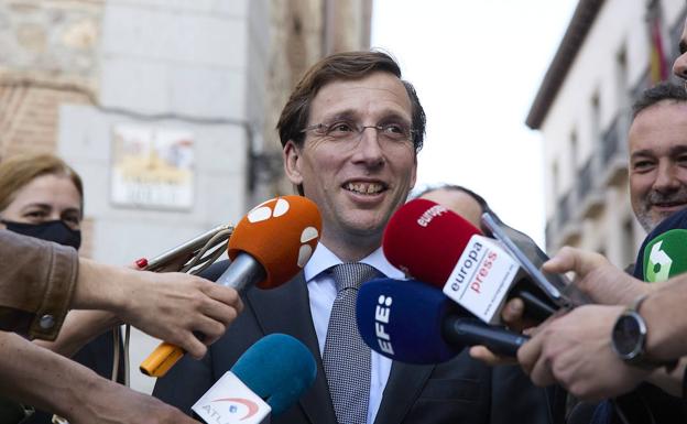 El alcalde de Madrid, José Luis Martínez-Almeida, durante una procesión de Semana Santa en la capital. 