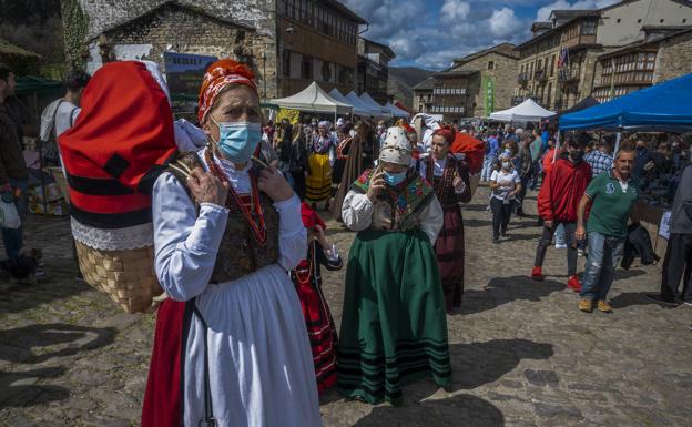 El folclore y los trajes tradicionales ponen el ambiente a la fiesta en la plaza de Vega de Pas. 