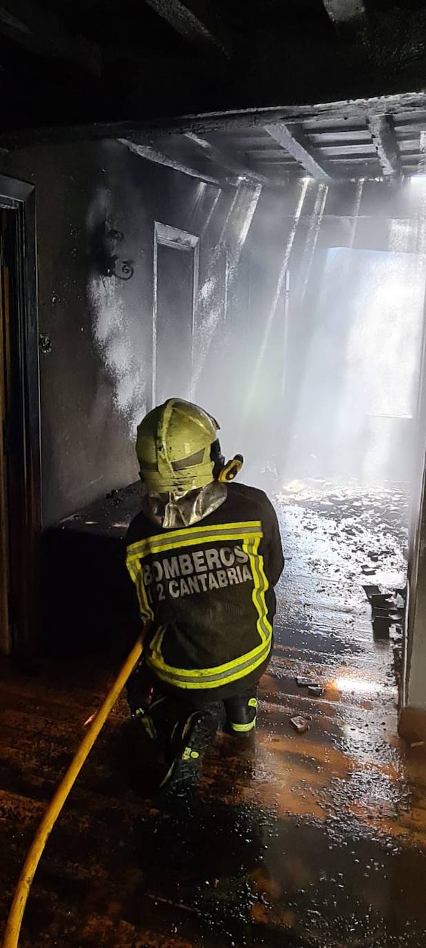 Fotos: Imágenes del incendio y el dispositivo de extinción de una vivienda en Colio, Cillorigo de Liébana