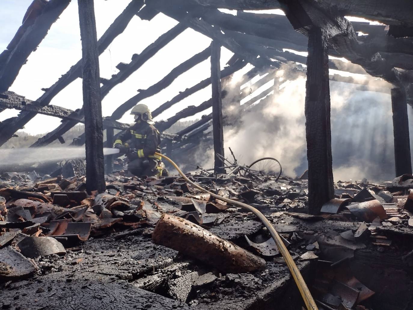 Fotos: Imágenes del incendio y el dispositivo de extinción de una vivienda en Colio, Cillorigo de Liébana