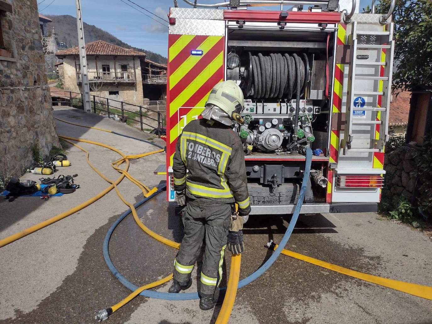 Fotos: Imágenes del incendio y el dispositivo de extinción de una vivienda en Colio, Cillorigo de Liébana