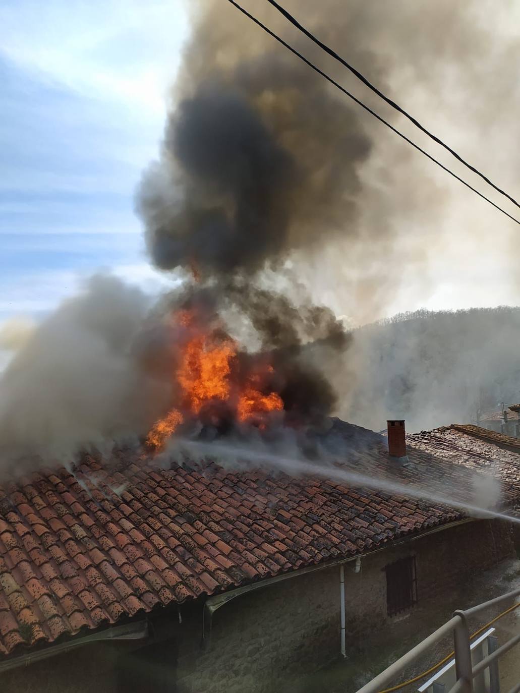 Fotos: Imágenes del incendio y el dispositivo de extinción de una vivienda en Colio, Cillorigo de Liébana