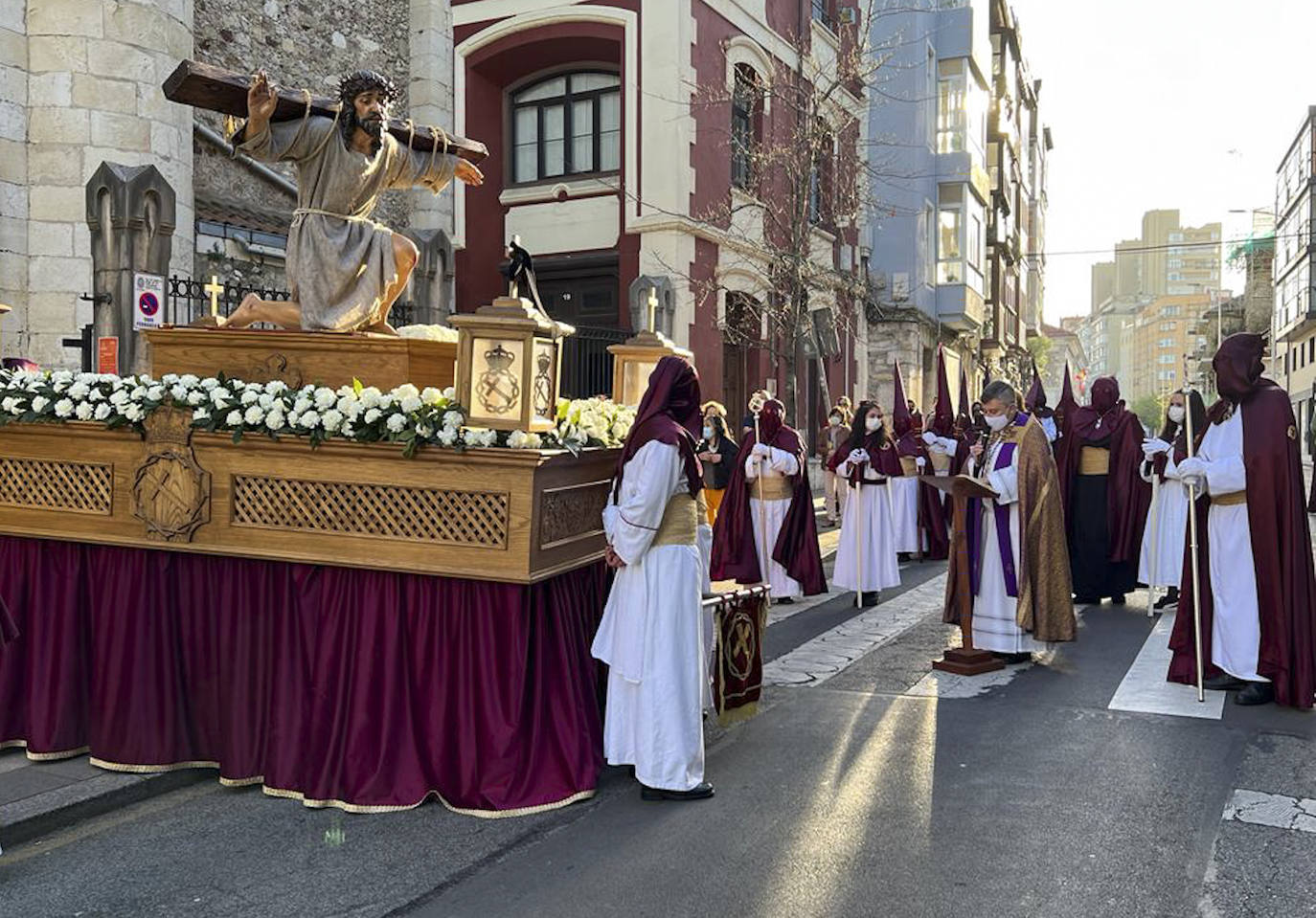 Fotos: Pasos y nazarenos en Santander en la Procesión de la Vera Cruz y Pasión del Señor