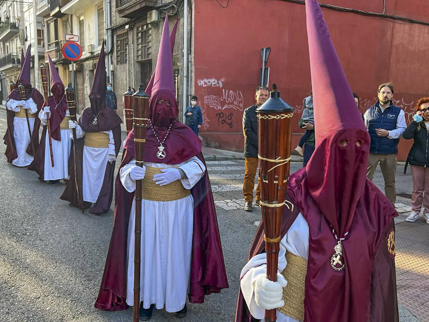 Fotos: Pasos y nazarenos en Santander en la Procesión de la Vera Cruz y Pasión del Señor