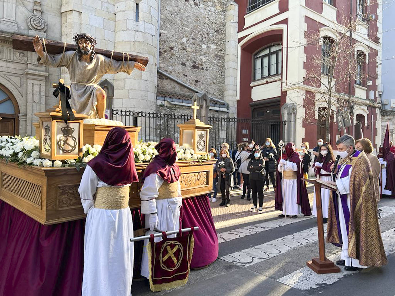 Fotos: Pasos y nazarenos en Santander en la Procesión de la Vera Cruz y Pasión del Señor