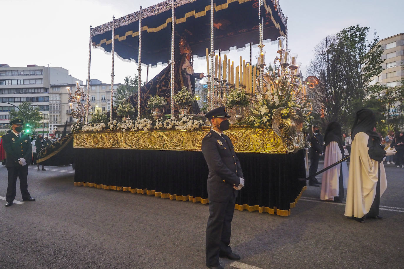 Fotos: Pasos y nazarenos en Santander en la Procesión de la Vera Cruz y Pasión del Señor