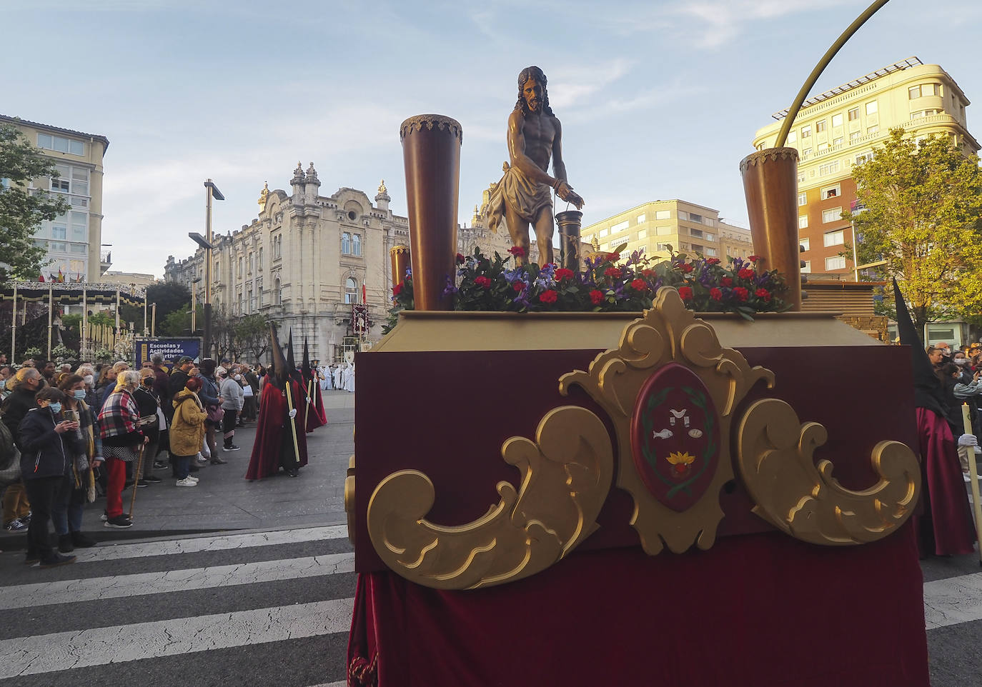 Fotos: Pasos y nazarenos en Santander en la Procesión de la Vera Cruz y Pasión del Señor