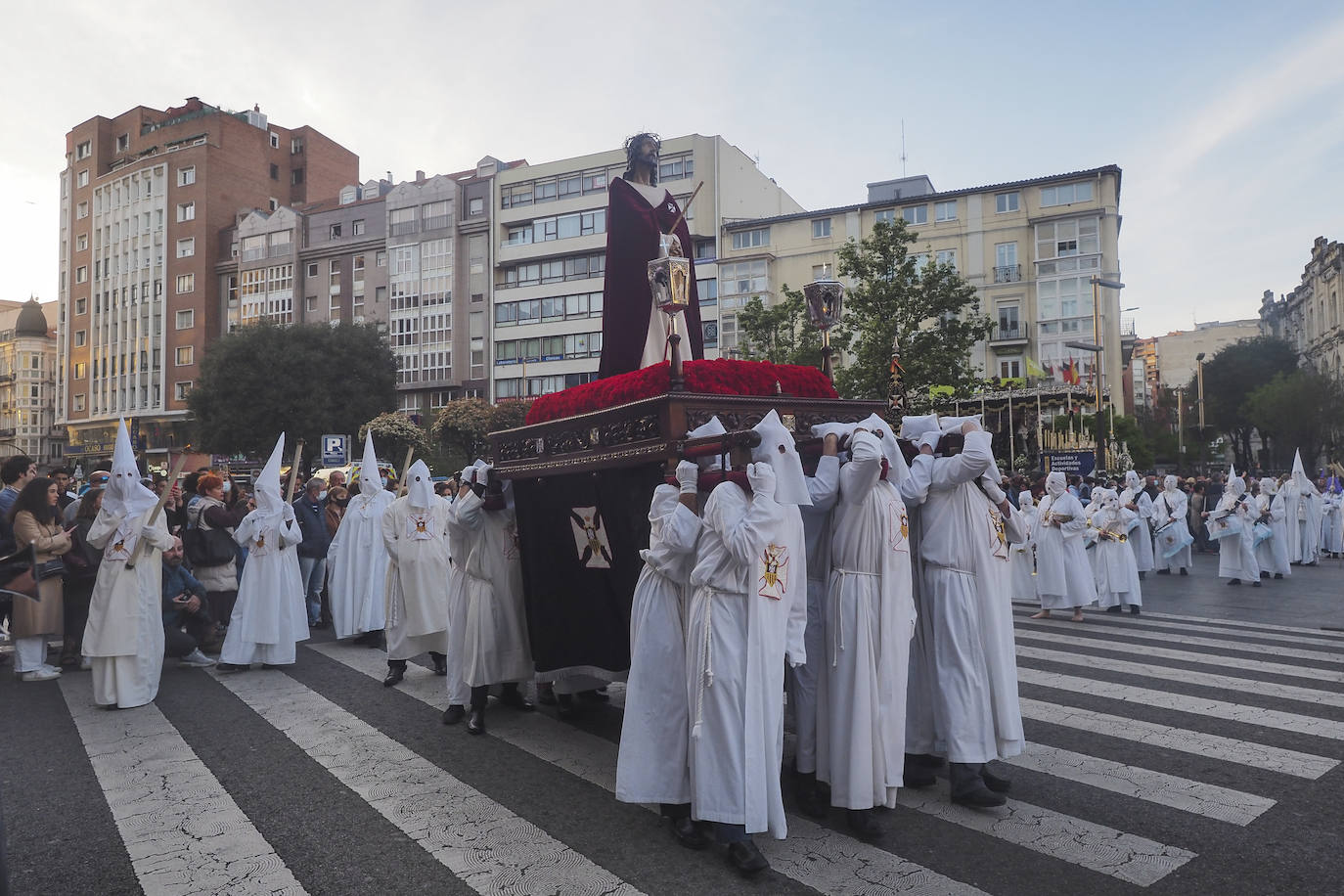 Fotos: Pasos y nazarenos en Santander en la Procesión de la Vera Cruz y Pasión del Señor