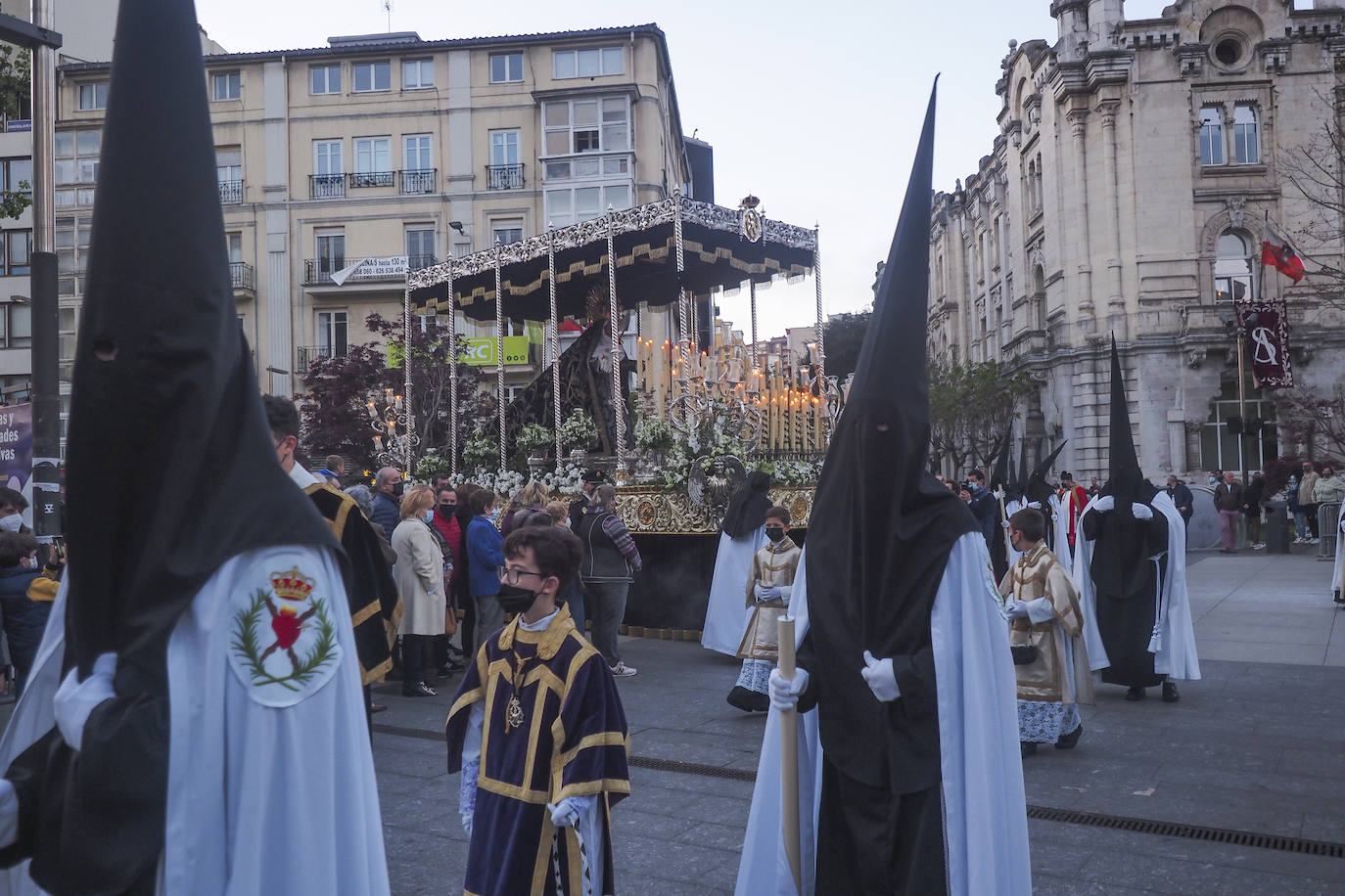 Fotos: Pasos y nazarenos en Santander en la Procesión de la Vera Cruz y Pasión del Señor