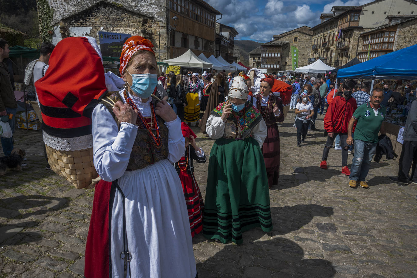 Cientos de personas se han acercado este jueves a Vega de Pas, en el primer día de la Gran Fiesta del Sobao Pasiego y la Quesada, que se celebra hasta el domingo. Este año recupera la programación con un mercado agroalimentario y artesanal, en la que están presentes fabricantes de sobao pasiego. Pasacalles de trajes típicos, aperitivos, romerías, oficios artesanos o concursos de bolo pasiego, son otros de los atractivos del programa de este año.