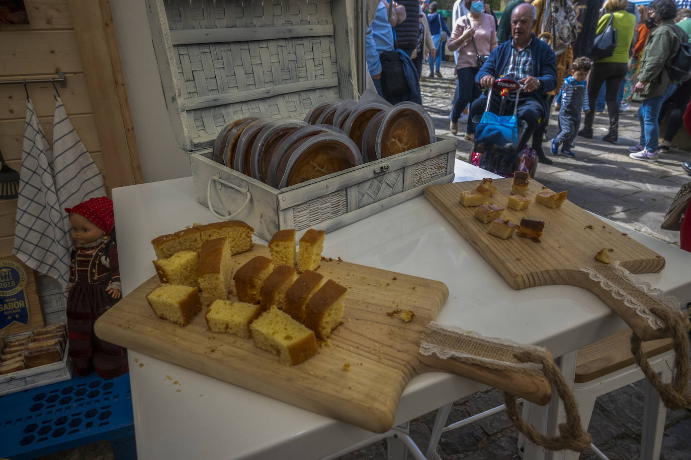 Cientos de personas se han acercado este jueves a Vega de Pas, en el primer día de la Gran Fiesta del Sobao Pasiego y la Quesada, que se celebra hasta el domingo. Este año recupera la programación con un mercado agroalimentario y artesanal, en la que están presentes fabricantes de sobao pasiego. Pasacalles de trajes típicos, aperitivos, romerías, oficios artesanos o concursos de bolo pasiego, son otros de los atractivos del programa de este año.