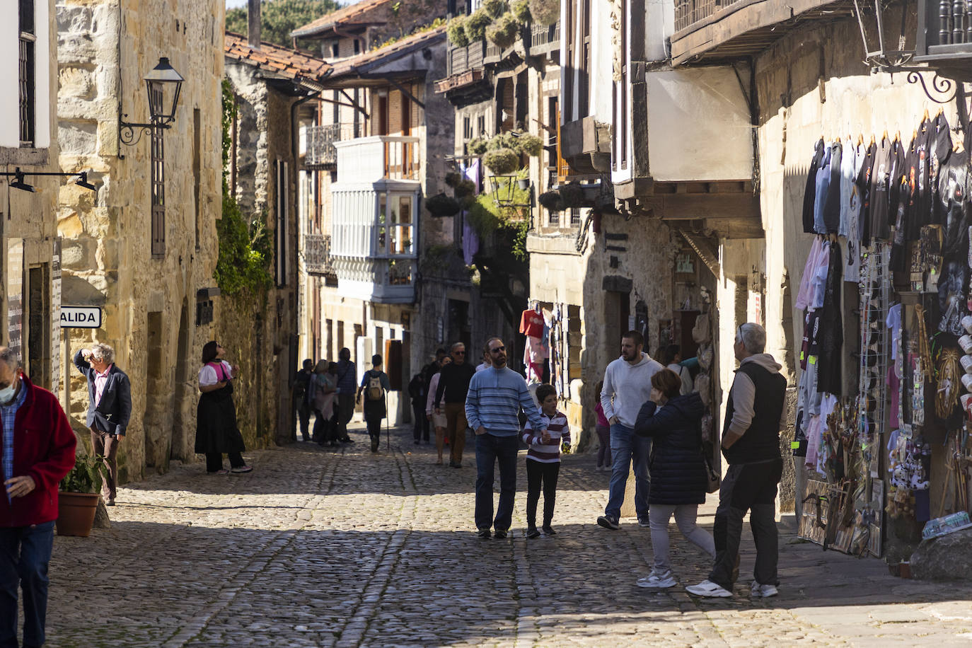 Imágenes de este Jueves Santo en Santander, Santillana del Mar y Suances, localidades en las que se observa que esta Semana Santa ha recuperado el ambiente de antes de la pandemia.