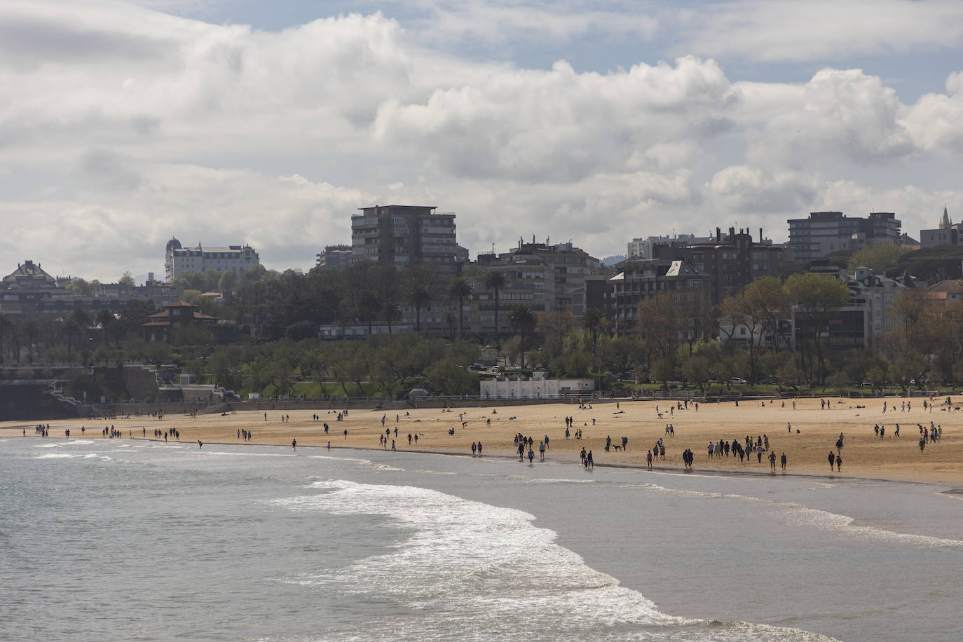 Imágenes de este Jueves Santo en Santander, Santillana del Mar y Suances, localidades en las que se observa que esta Semana Santa ha recuperado el ambiente de antes de la pandemia.