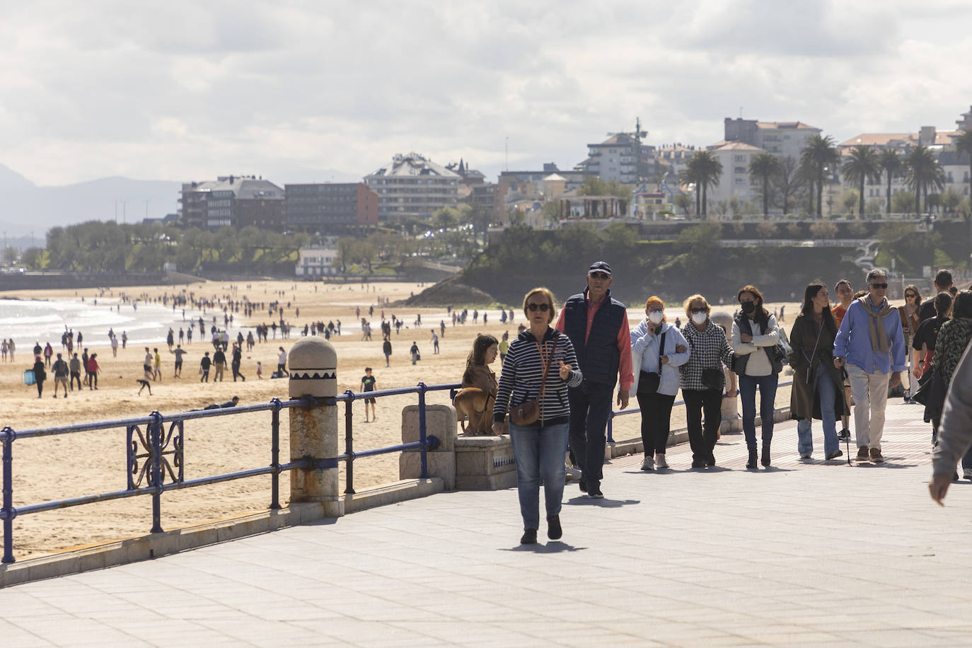 Imágenes de este Jueves Santo en Santander, Santillana del Mar y Suances, localidades en las que se observa que esta Semana Santa ha recuperado el ambiente de antes de la pandemia.