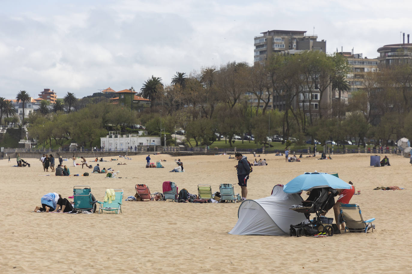 Imágenes de este Jueves Santo en Santander, Santillana del Mar y Suances, localidades en las que se observa que esta Semana Santa ha recuperado el ambiente de antes de la pandemia.