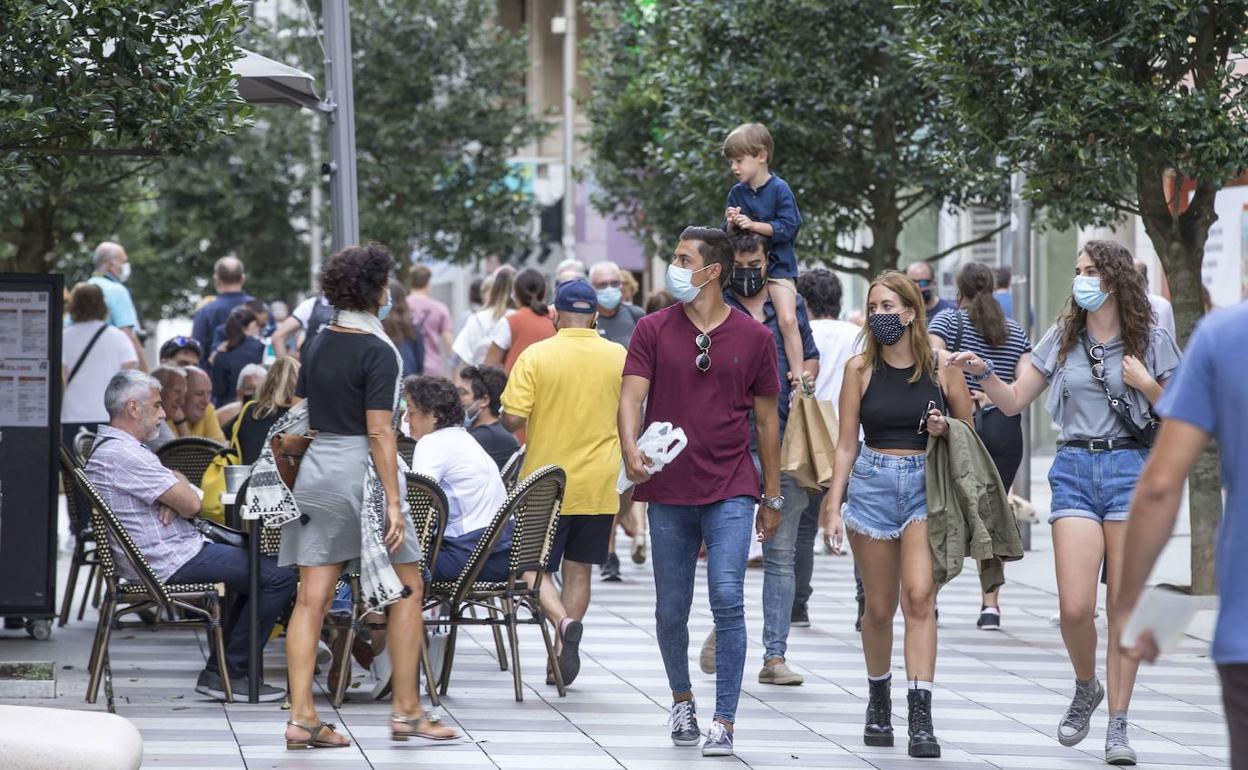 Turistas por el centro de Santander, el pasado verano. roberto ruiz