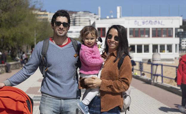 Bruno, Maia y Nerea hacen un alto en su paseo matinal por la Segunda playa del Sardinero.