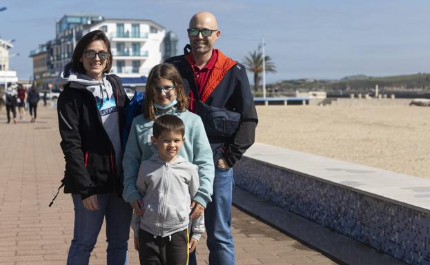 Nuria y Pablo se retratan con sus hijos, Inés y Diego, a la orilla de la playa de Suances.