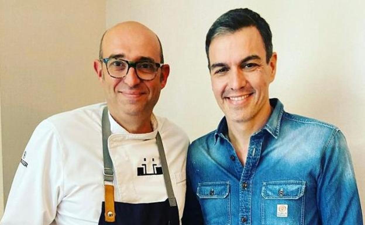 Juanjo Pérez, regente del restaurante Cocinados, junto a Pedro Sánchez.