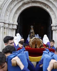 Imagen secundaria 2 - La procesión del Santo Entierro recorre San Vicente