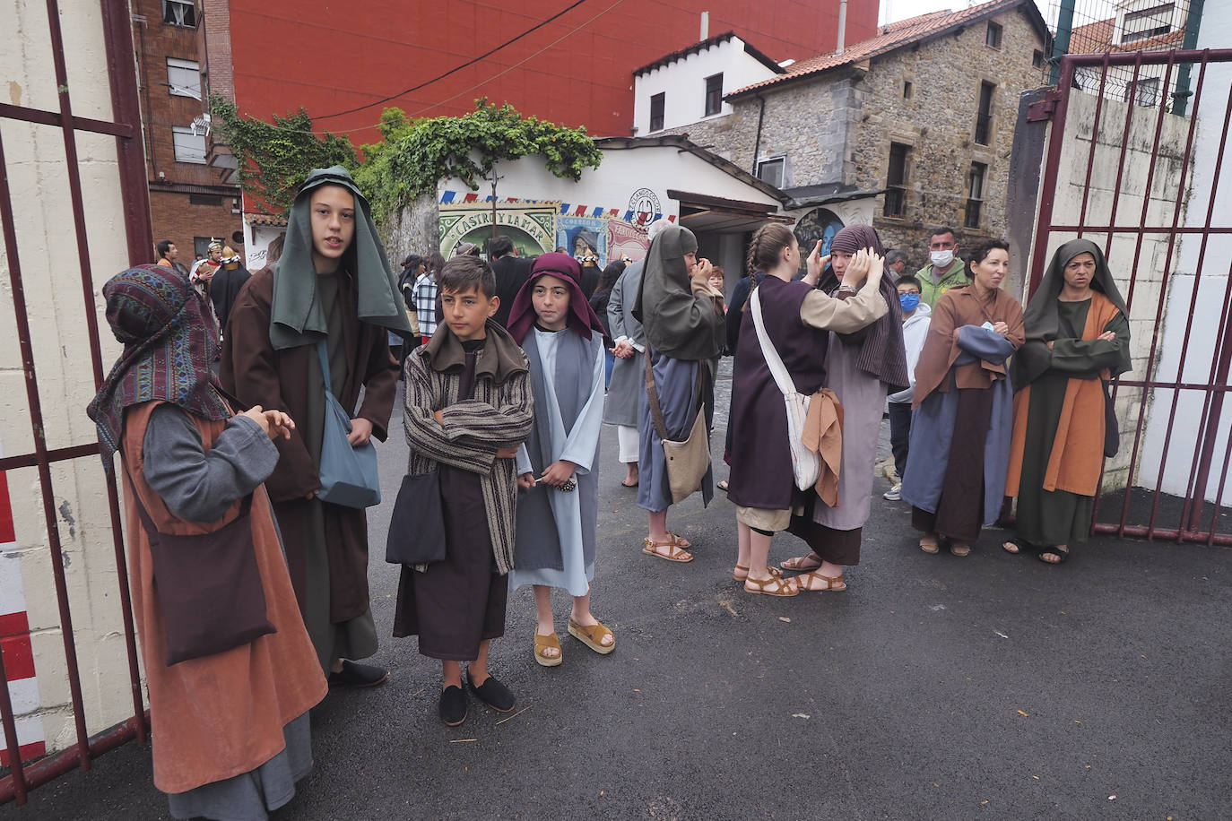 Alrededor de 700 vecinos recrean las últimas horas de Jesús de Nazaret en la fiesta más emblemática de la ciudad. Con renovada ilusión, después de dos años sin poder celebrarse, Castro Urdiales se convierte este Viernes Santo en el centro de la devoción de la Semana Santa en Cantabria.