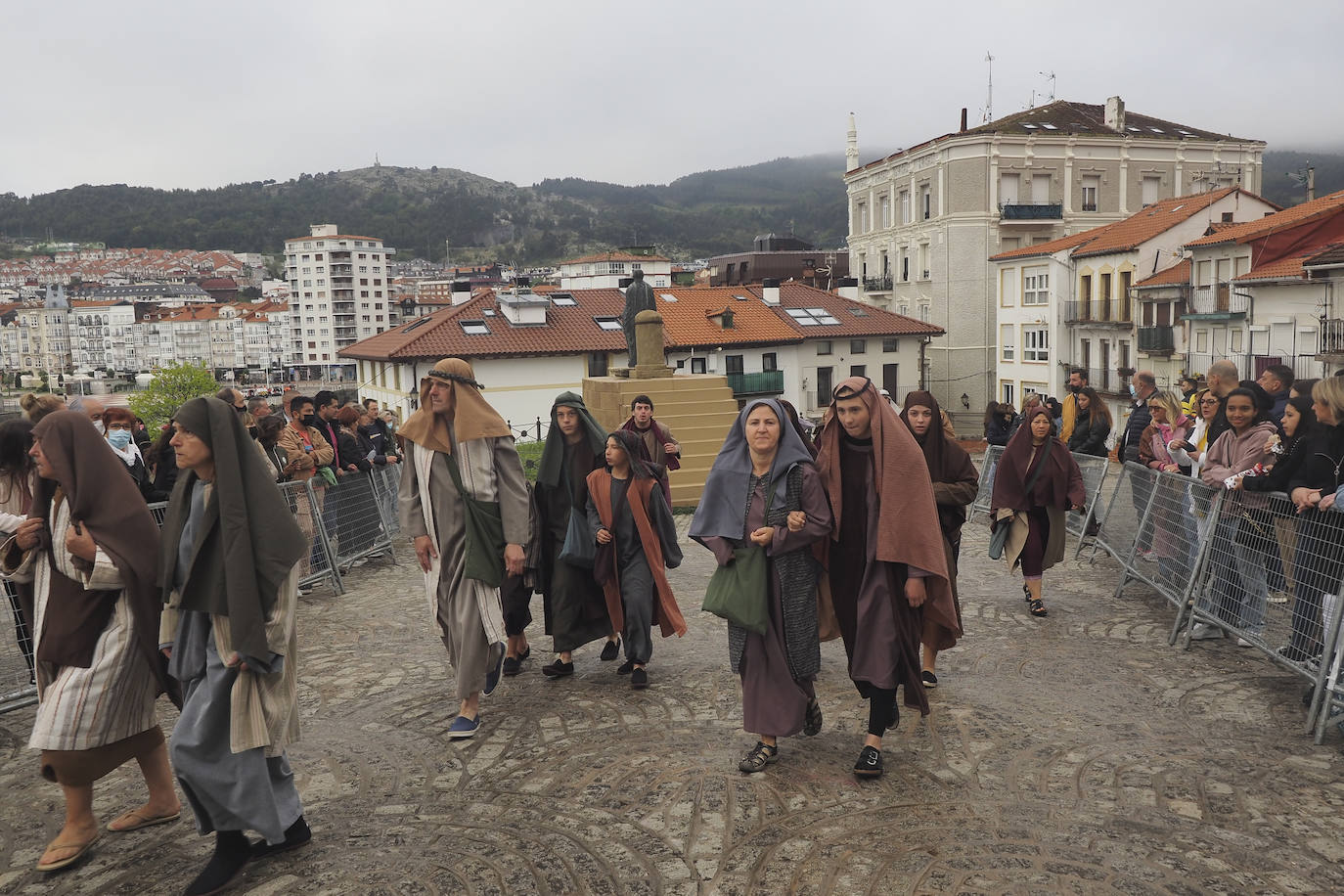 Alrededor de 700 vecinos recrean las últimas horas de Jesús de Nazaret en la fiesta más emblemática de la ciudad. Con renovada ilusión, después de dos años sin poder celebrarse, Castro Urdiales se convierte este Viernes Santo en el centro de la devoción de la Semana Santa en Cantabria.