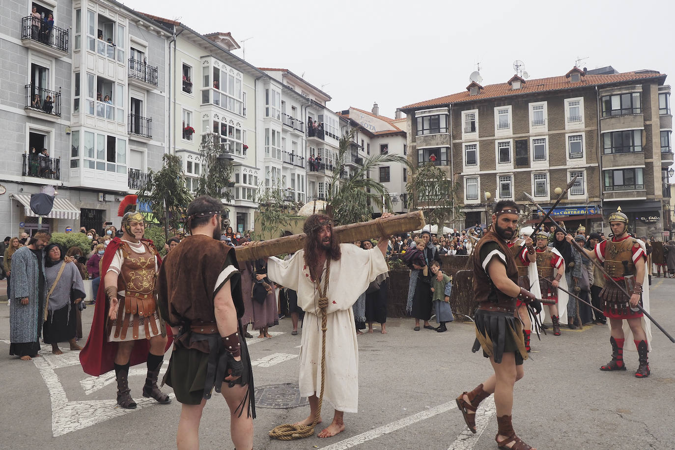 Alrededor de 700 vecinos recrean las últimas horas de Jesús de Nazaret en la fiesta más emblemática de la ciudad. Con renovada ilusión, después de dos años sin poder celebrarse, Castro Urdiales se convierte este Viernes Santo en el centro de la devoción de la Semana Santa en Cantabria.