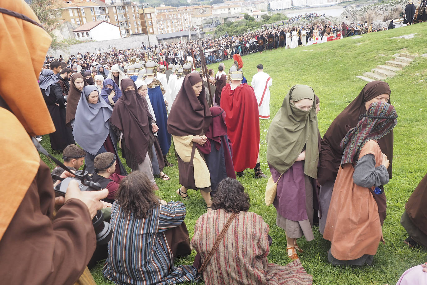 Alrededor de 700 vecinos recrean las últimas horas de Jesús de Nazaret en la fiesta más emblemática de la ciudad. Con renovada ilusión, después de dos años sin poder celebrarse, Castro Urdiales se convierte este Viernes Santo en el centro de la devoción de la Semana Santa en Cantabria.