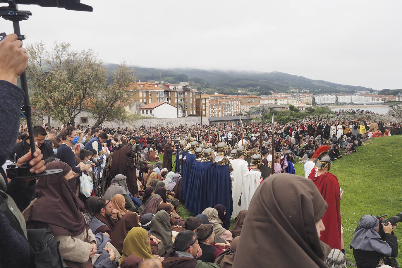 Alrededor de 700 vecinos recrean las últimas horas de Jesús de Nazaret en la fiesta más emblemática de la ciudad. Con renovada ilusión, después de dos años sin poder celebrarse, Castro Urdiales se convierte este Viernes Santo en el centro de la devoción de la Semana Santa en Cantabria.