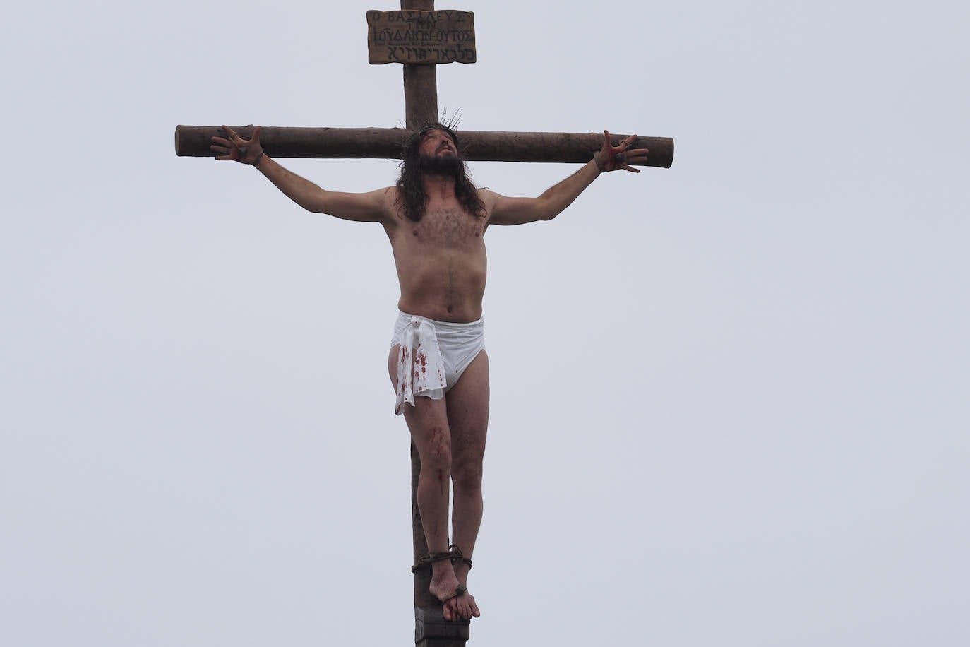 Alrededor de 700 vecinos recrean las últimas horas de Jesús de Nazaret en la fiesta más emblemática de la ciudad. Con renovada ilusión, después de dos años sin poder celebrarse, Castro Urdiales se convierte este Viernes Santo en el centro de la devoción de la Semana Santa en Cantabria.