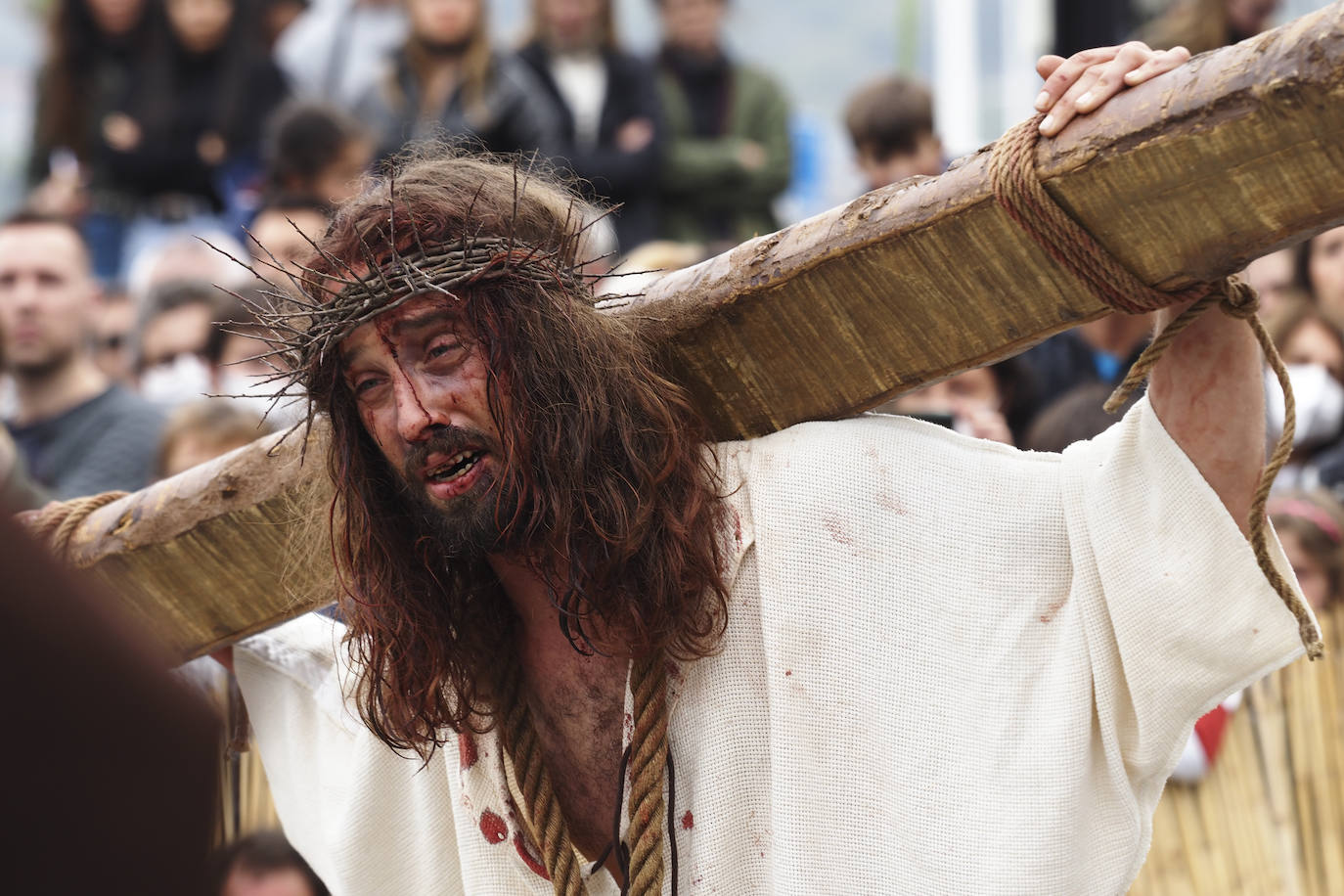 Alrededor de 700 vecinos recrean las últimas horas de Jesús de Nazaret en la fiesta más emblemática de la ciudad. Con renovada ilusión, después de dos años sin poder celebrarse, Castro Urdiales se convierte este Viernes Santo en el centro de la devoción de la Semana Santa en Cantabria.