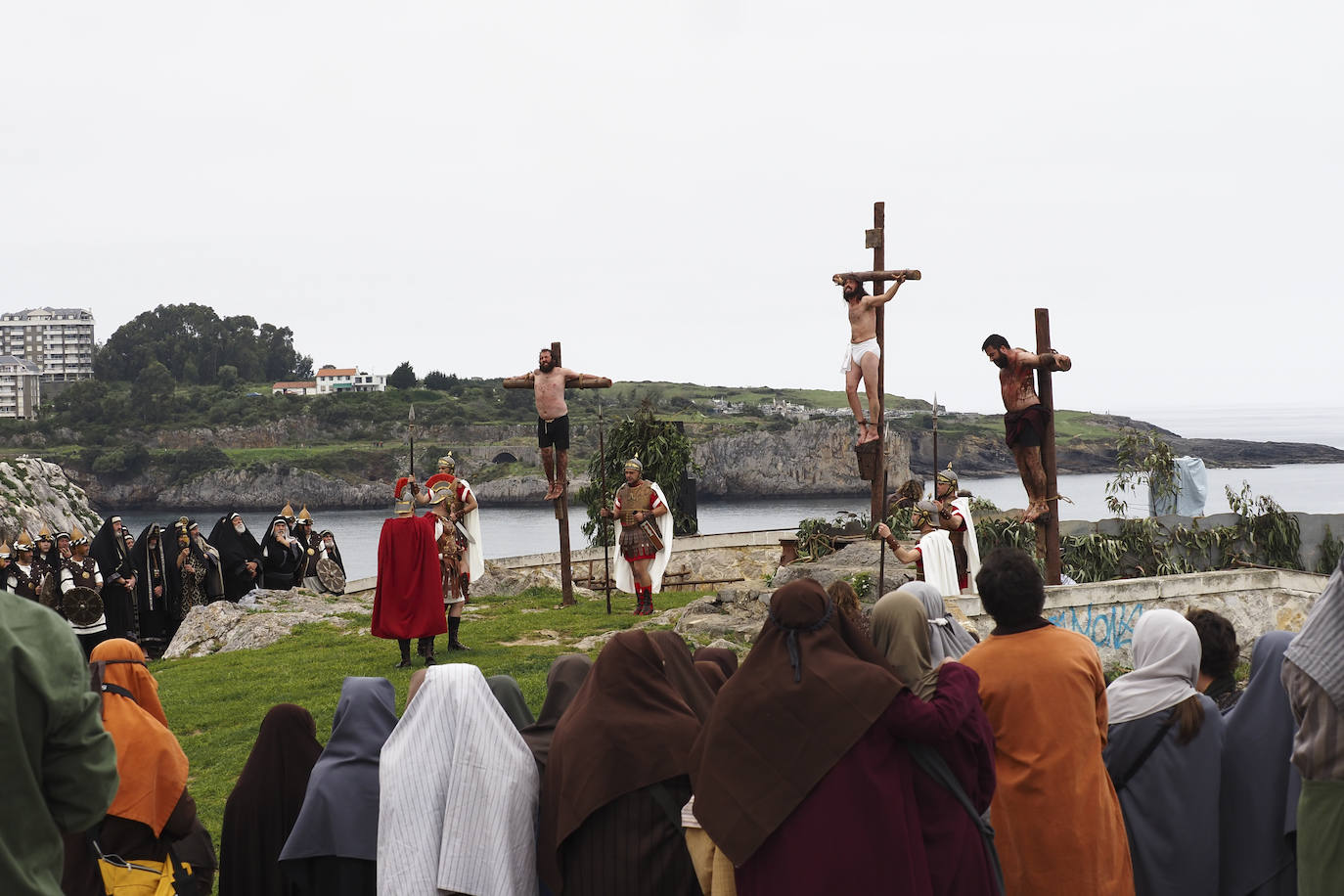 Alrededor de 700 vecinos recrean las últimas horas de Jesús de Nazaret en la fiesta más emblemática de la ciudad. Con renovada ilusión, después de dos años sin poder celebrarse, Castro Urdiales se convierte este Viernes Santo en el centro de la devoción de la Semana Santa en Cantabria.