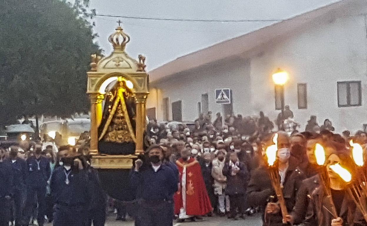 San Vicente acompaña a su Patrona en la popular procesión de 'Las Antorchas'