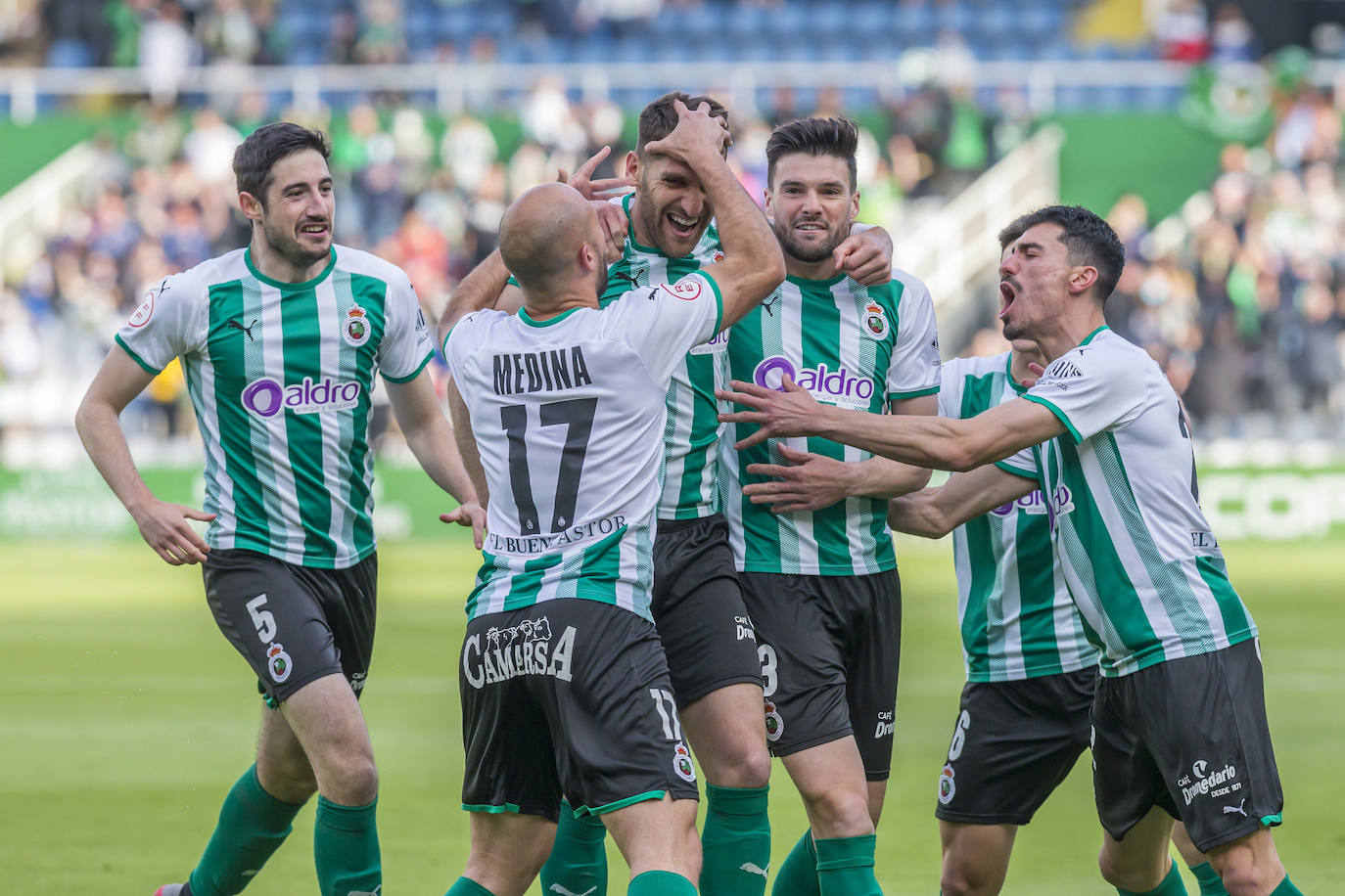 Fotos: Imágenes de la celebración de la victoria del Racing frente a la UD Logroñés