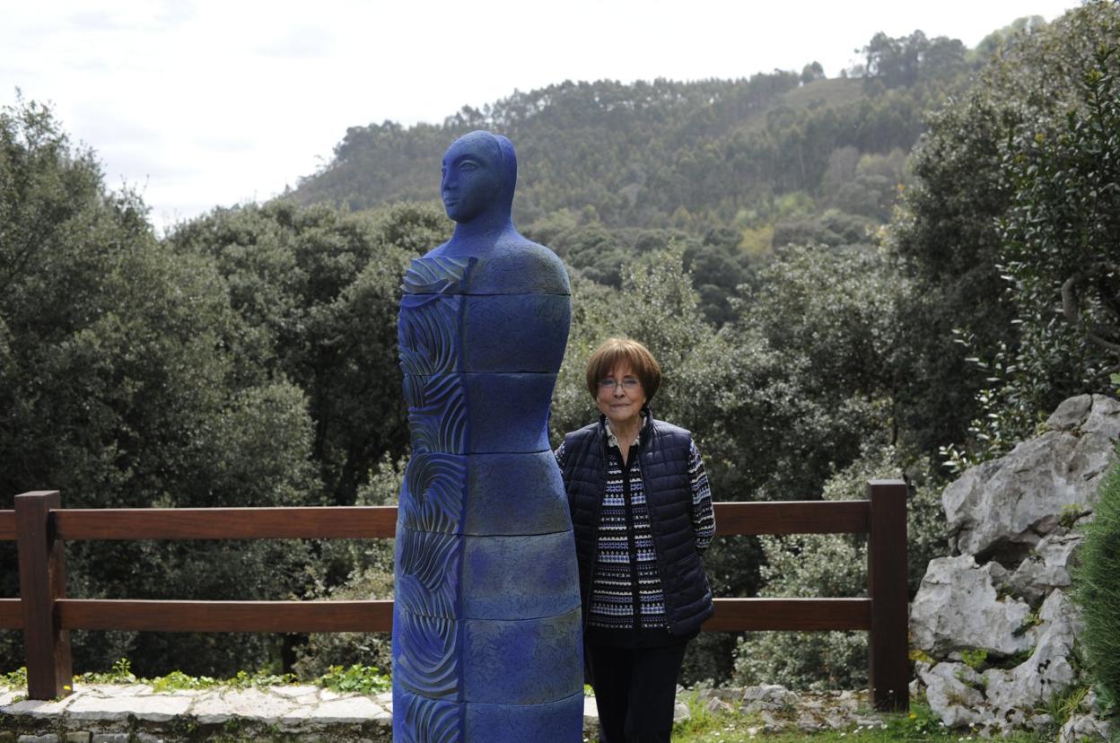 La artista, afincada en Pechón, junto a una de sus obras.