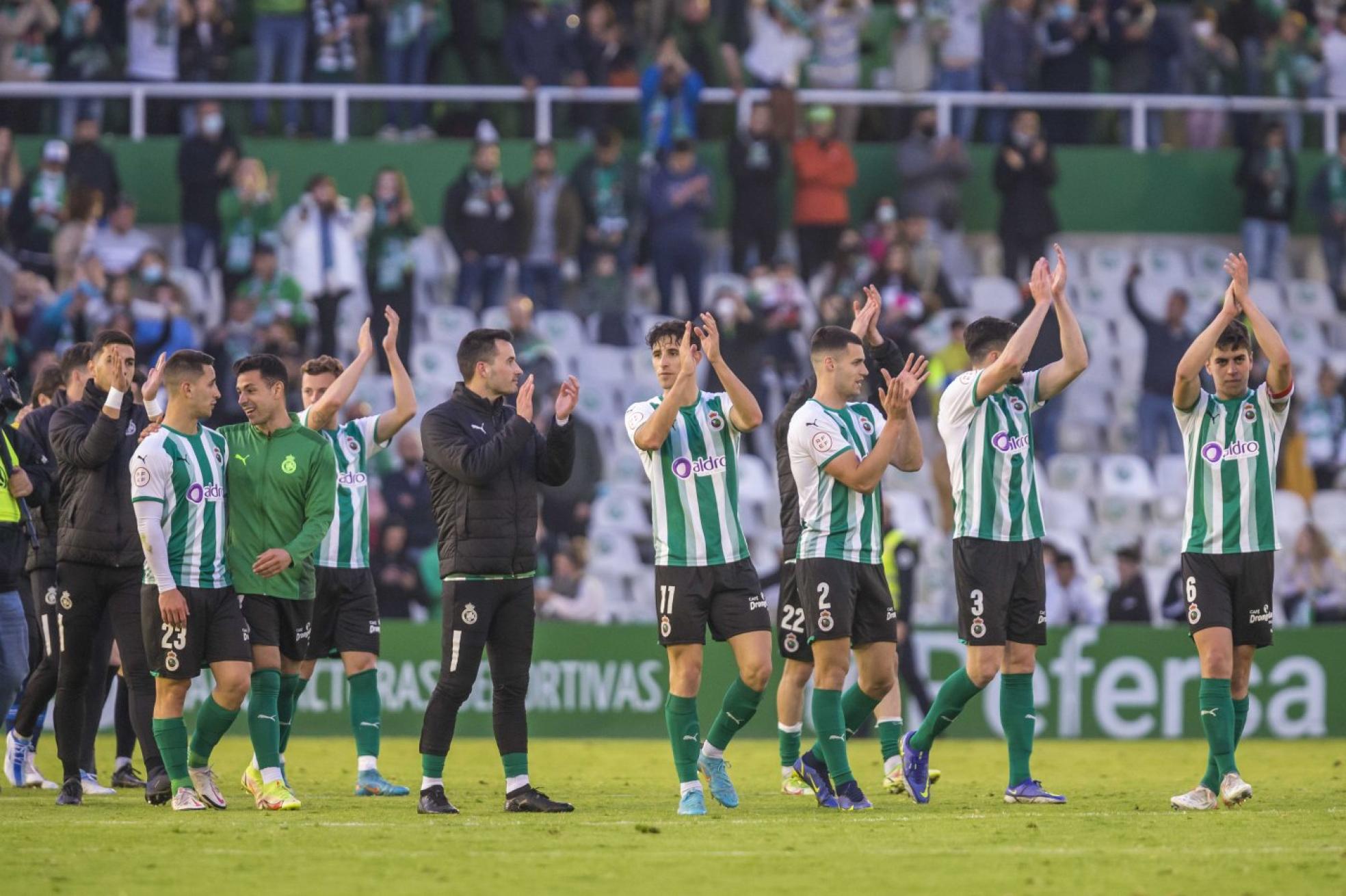 Los jugadores del Racing aplauden a la grada al término del encuentro.