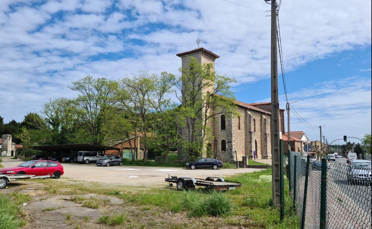 Espacio que adquirirá el Consistorio en Revilla de Camargo para adaptar como zona recreativa infantil