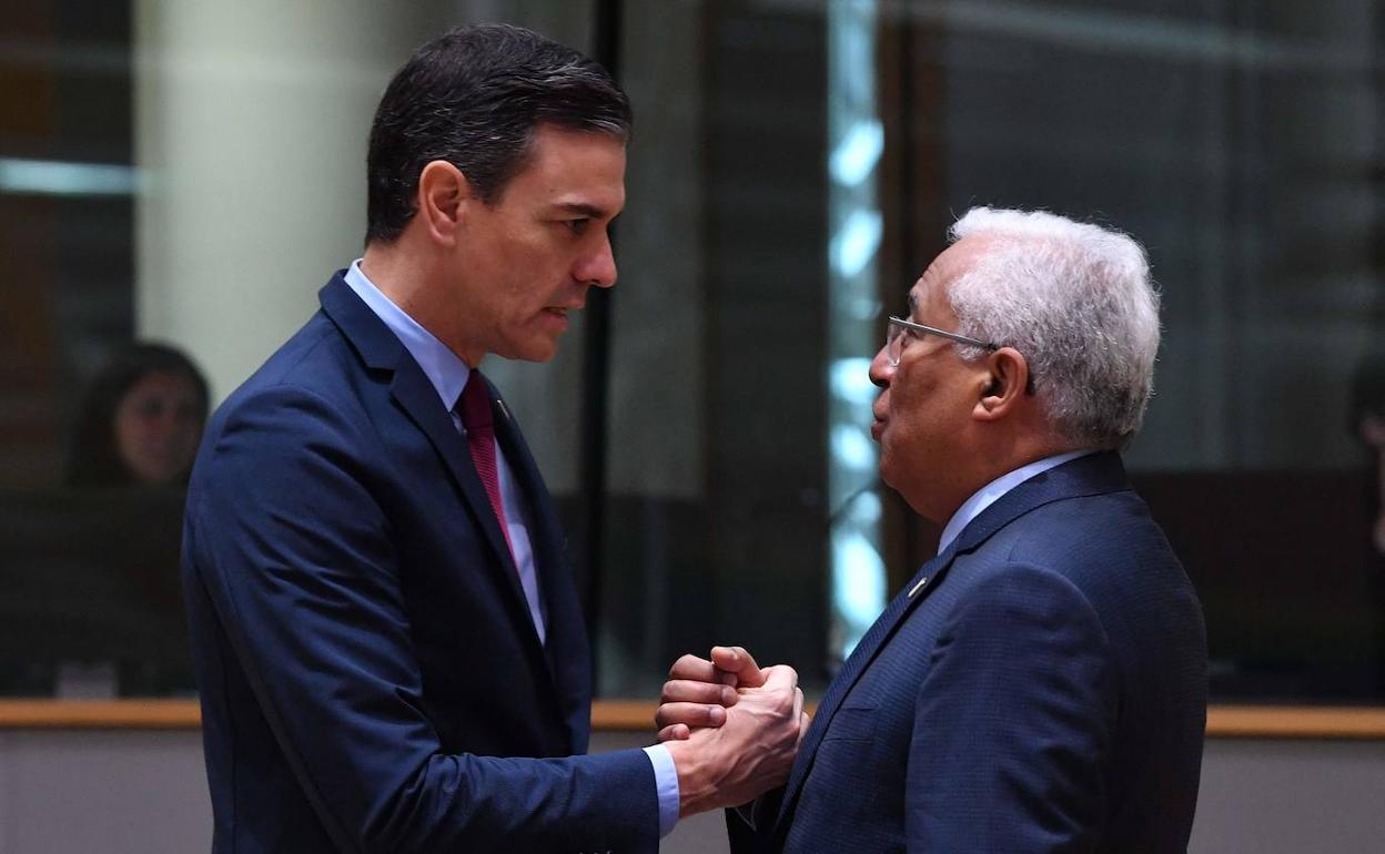 El presidente del Gobierno, Pedro Sánchez, y el primer ministro portugués, Antonio Costa.