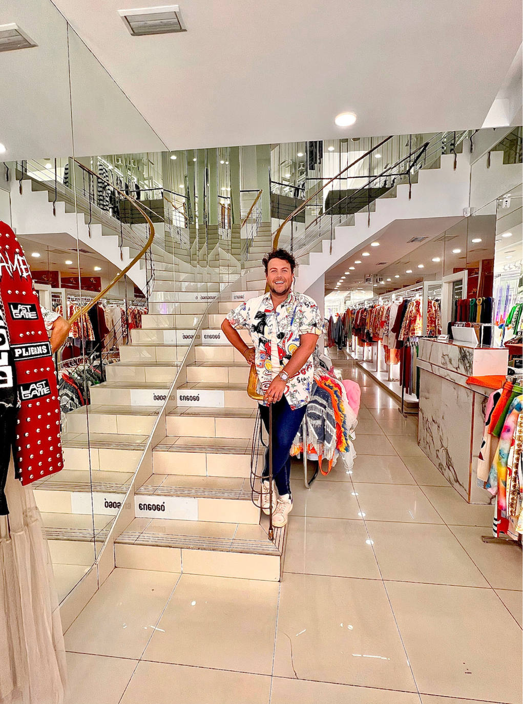 El joven en su tienda, Engogó, situada en plena Gran Vía madrileña.